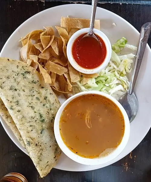 sopa de lima con empanadas de chaya con queso merida homun 