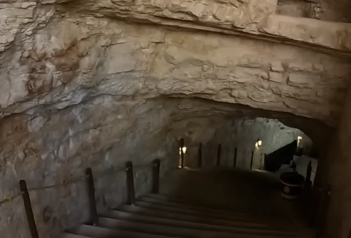 cueva y escaleras