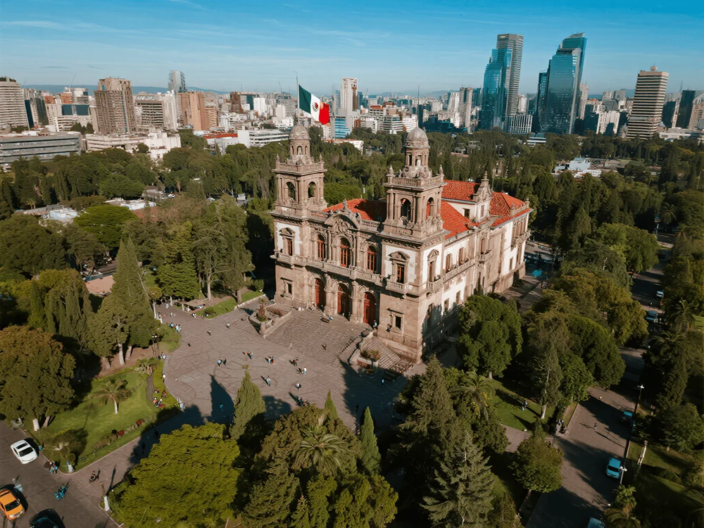 Vista aérea del Castillo de Chapultepec rodeado de bosque y rascacielos
