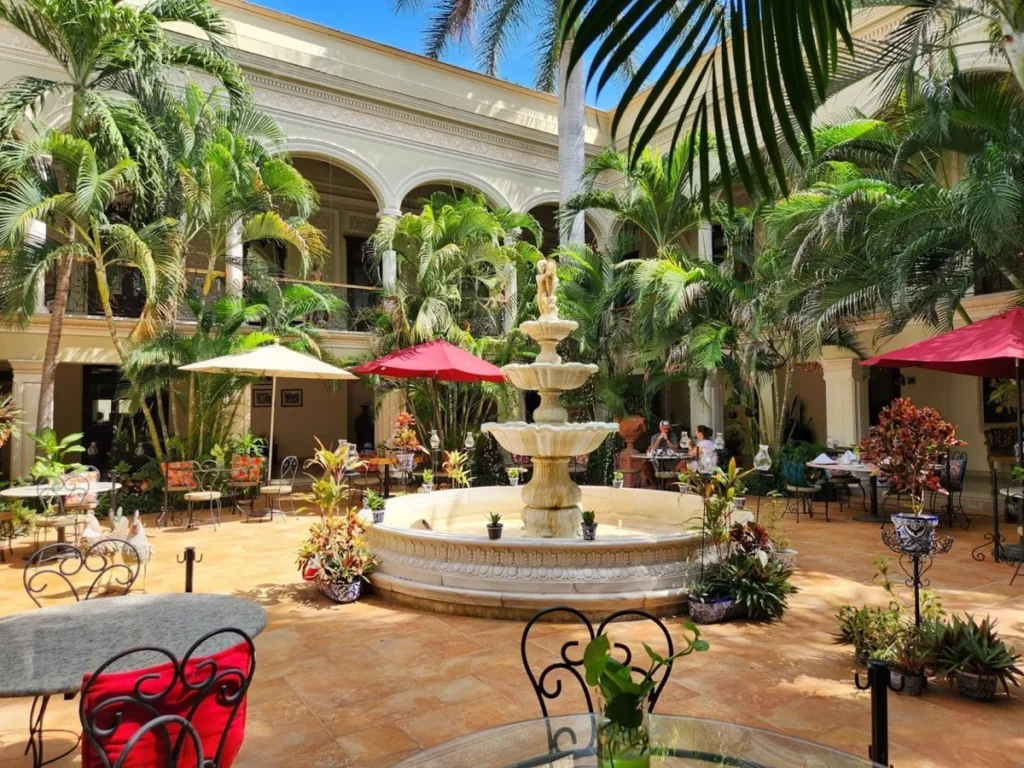 Restaurante de Hotel Mansión Mérida en edificio neoclásico siglo XIX - centro histórico
