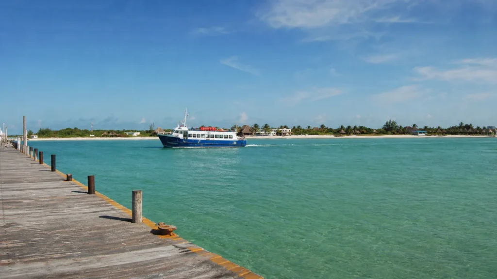 Ferry llegando a Isla Holbox desde el puerto de Chiquilá