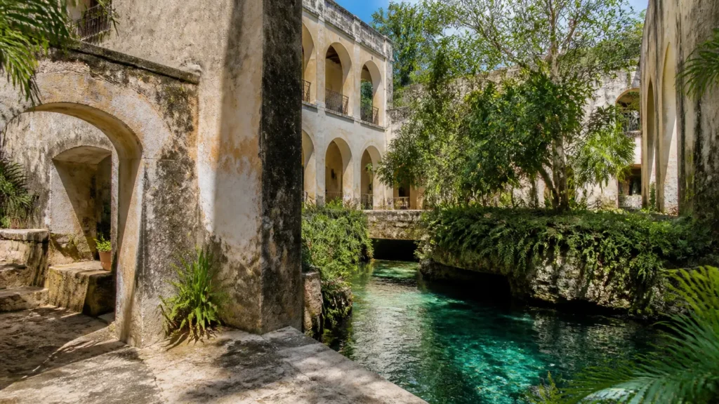 Hacienda Mucuyché Yucatán con arquitectura histórica y agua de cenote