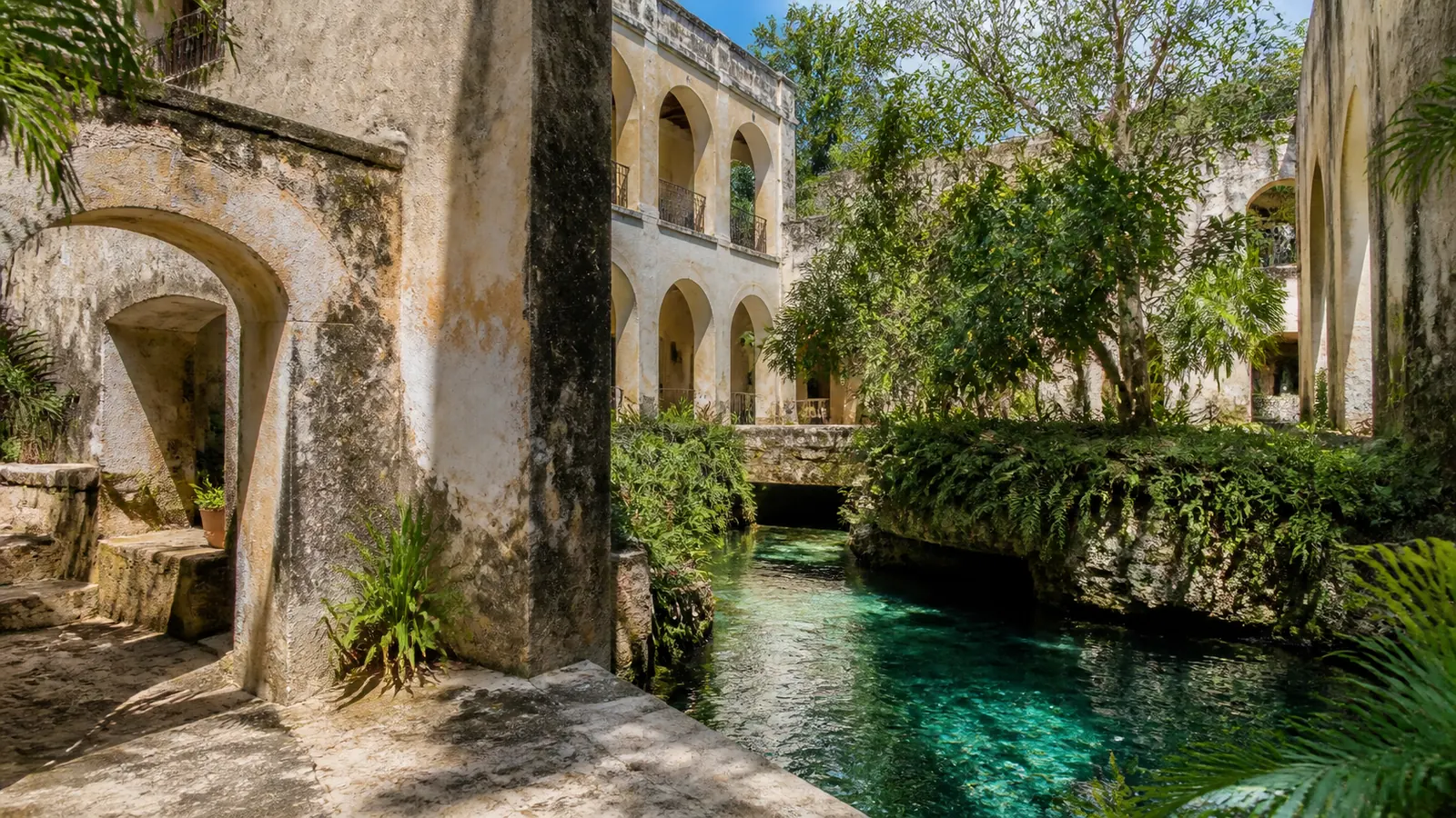 Hacienda Mucuyché Yucatán con arquitectura histórica y agua de cenote